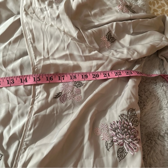 Torrid Light Grey Floral Embroidered Side Slits Tie Waist Robe/Kimono NWT 1X/2X - Picture 13 of 15